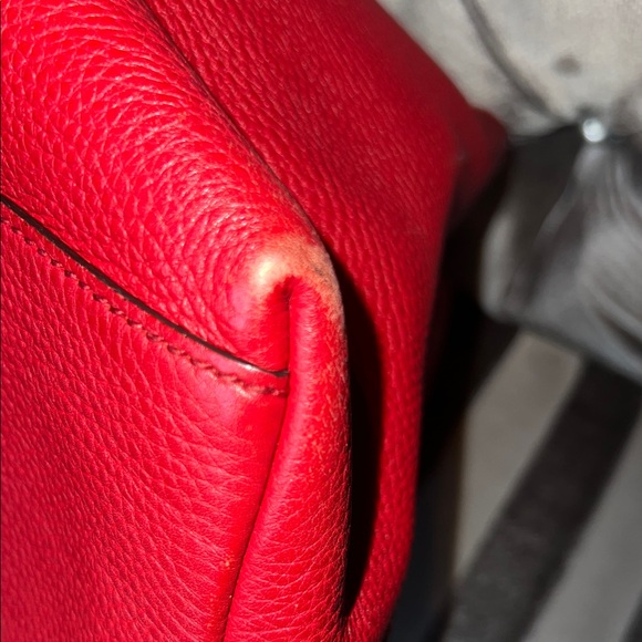 YOU ARE LOOKING AT A TOTAL UNICORN 🦄 Gucci Soho Working Tote in Rare Red Alert 🔴 - Picture 4 of 9